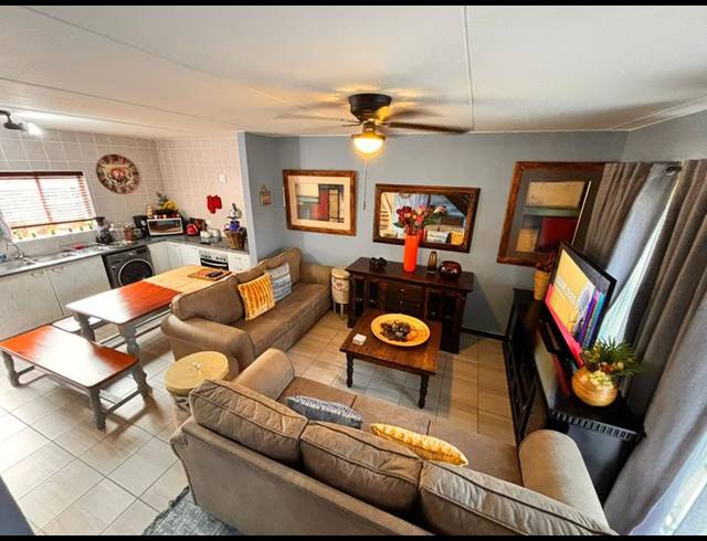 2 BEDROOM TOWNHOUSE FOR SALE IN FLORIDA GLEN